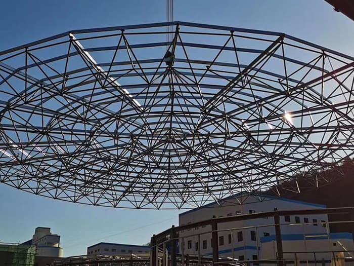 嘉峪关螺栓球网架工程施工现场